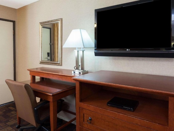 Days Inn by Wyndham Alhambra CA image 7